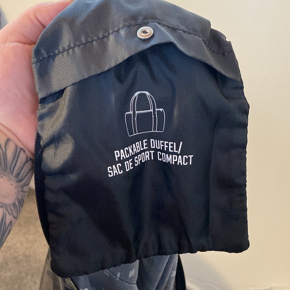 Victoria’s Secret PINK packable duffle bag camo print - Picture 4 of 6